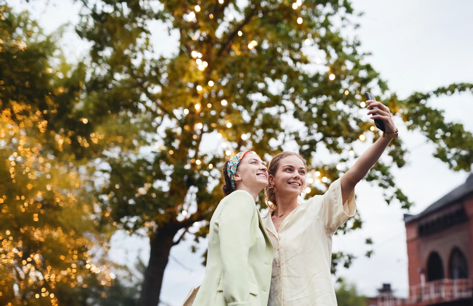 En hand håller en iPhone